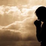 A través de la oración batallamos contra las tinieblas