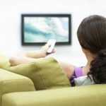 viendo televisión