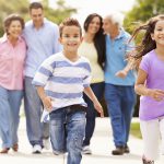familia paseando