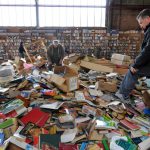libros en el suelo