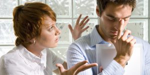 Descubra 7 consecuencias negativas de una actitud sermoneadora