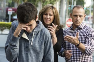 Cinco sugerencias para ayudar a sus hijos adolescentes durante una crisis