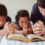 No podemos cansarnos de orar por la familia.